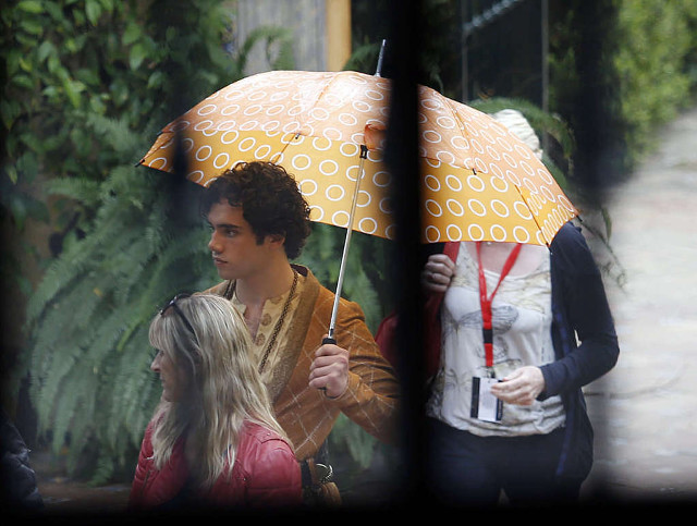 Man woman umbrella rain renaissance free wallpaper - medium preview image