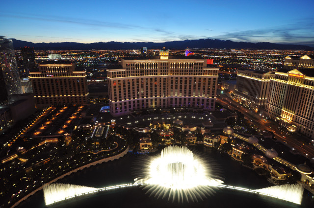 City fountain night lights surrounding free wallpaper - medium preview image