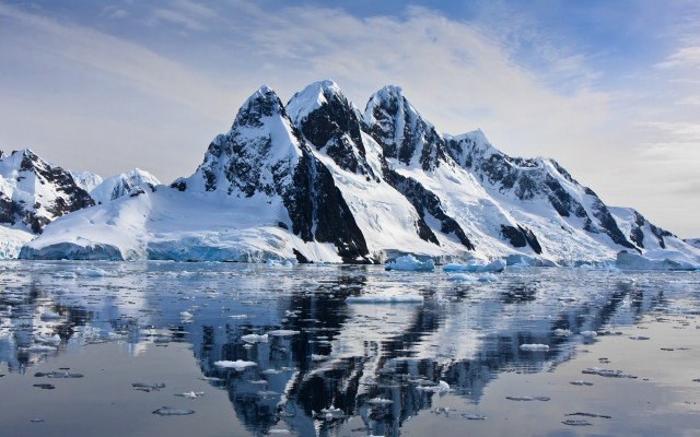 Mountain range ice snow lake #2 free wallpaper - medium preview image