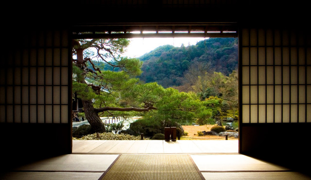 Room open door mountain range free wallpaper - medium preview image