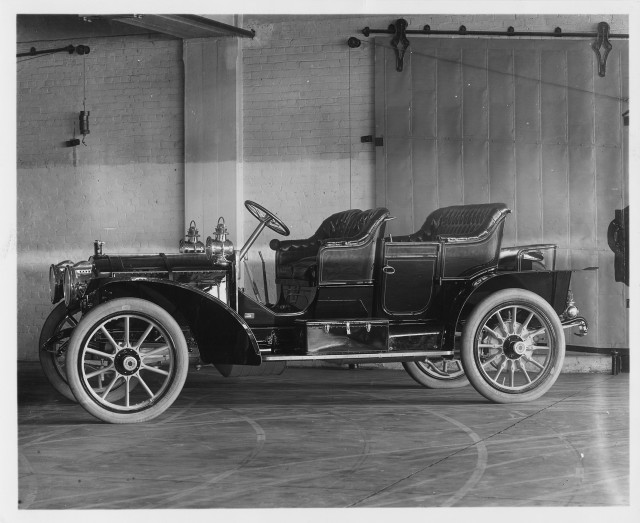 Old car garage brick wall free wallpaper - medium preview image