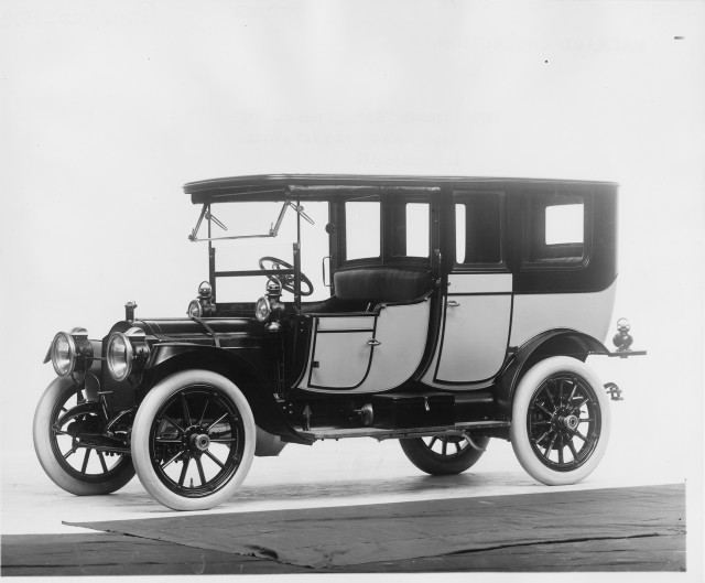 Old time car street corner free wallpaper - medium preview image