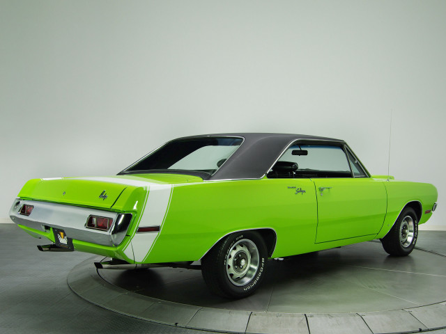 Green car round platform white free wallpaper - medium preview image