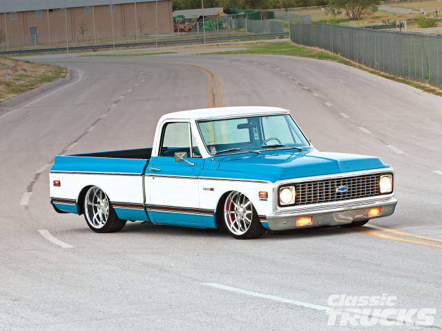 Blue white truck road sign free wallpaper - medium preview image