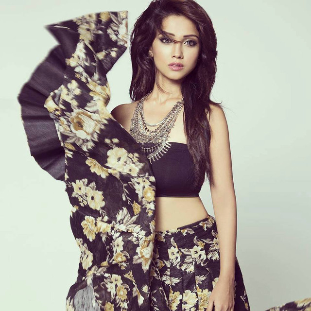 Woman black white floral sari free wallpaper - medium preview image