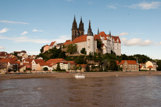 Castle hill river boat water free wallpaper - medium preview image
