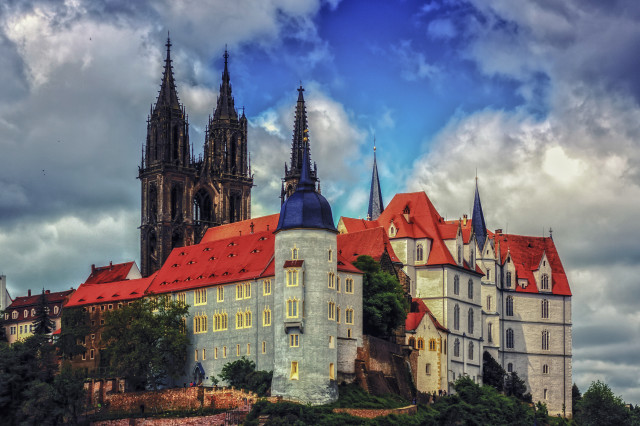 Castle red roof blue sky free wallpaper - medium preview image