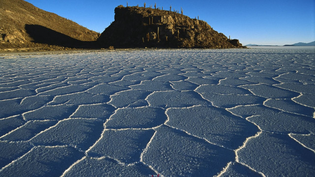 Large rock desert plain sky free wallpaper for desktop - medium preview image