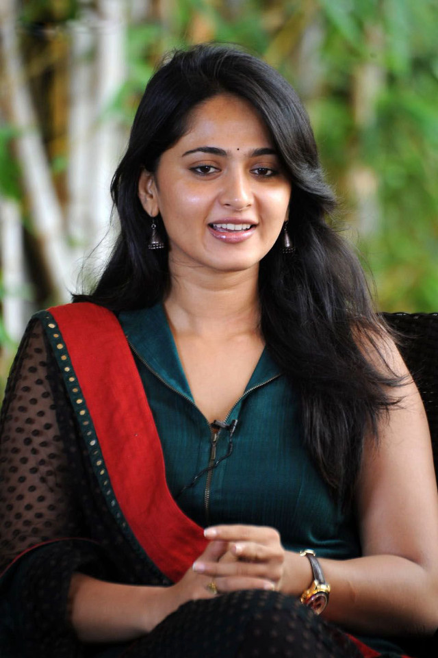 Woman green red sari sitting free wallpaper - medium preview image