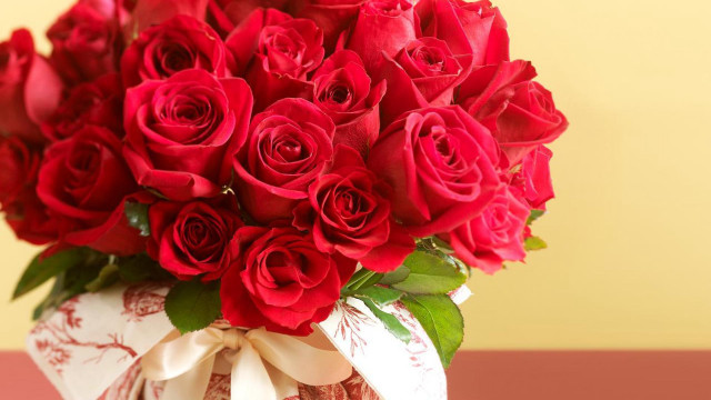 Red roses vase bouquet yellow free wallpaper - medium preview image