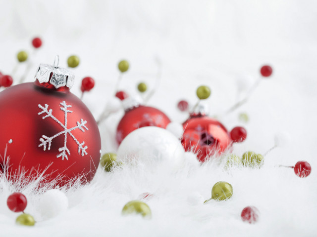 Red ornament snowflake christmas berries free wallpaper - medium preview image