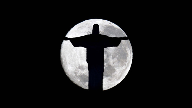 Large statue full moon cross free wallpaper - medium preview image
