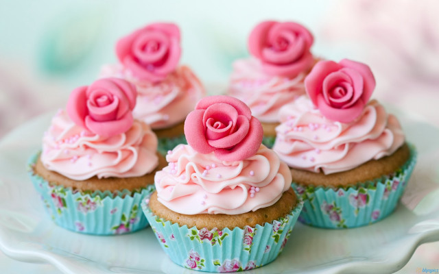 Cupcakes pink frosting roses table free wallpaper - medium preview image