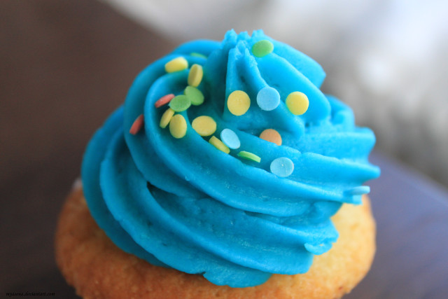 Blue frosted cupcake sprinkles plate free wallpaper - medium preview image