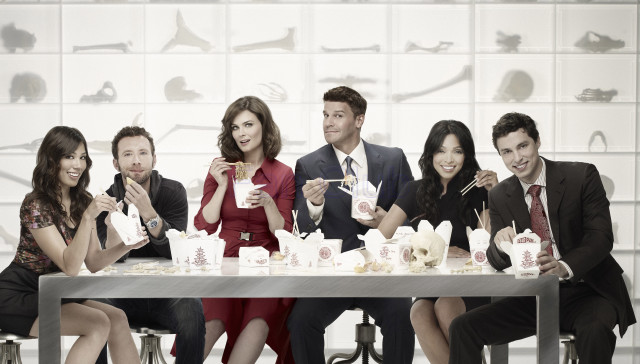 Group eating coffee talking cellphones free wallpaper - medium preview image