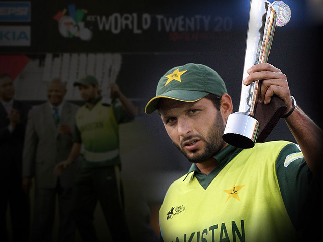 Man holding trophy green hat free wallpaper - medium preview image