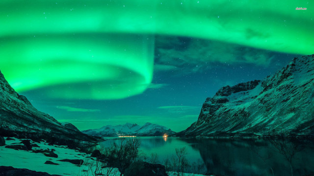 Green aurora borealis mountain lake free wallpaper - medium preview image
