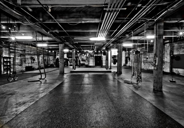 Gym machines mirrors floor pattern free wallpaper - medium preview image