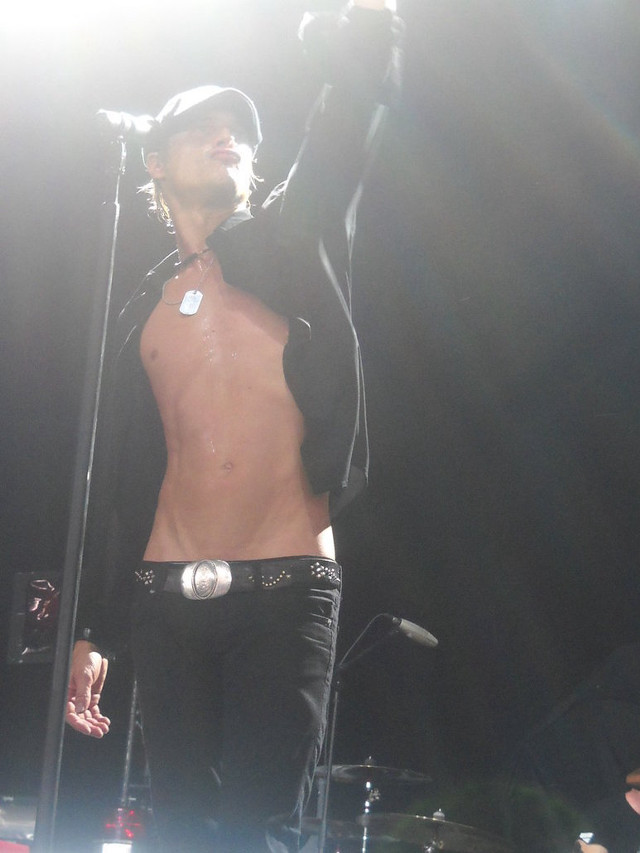 Shirtless man microphone stage band free wallpaper - medium preview image