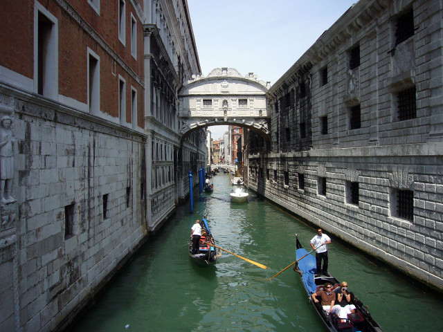 Boats water bridge buildings scenery free wallpaper - medium preview image