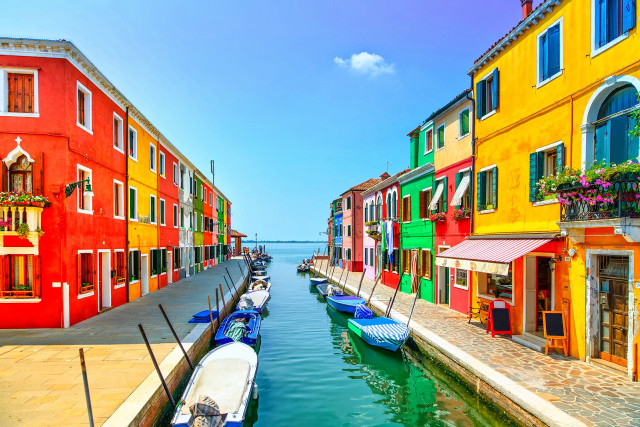 Canal boats building balcony windows free wallpaper - medium preview image