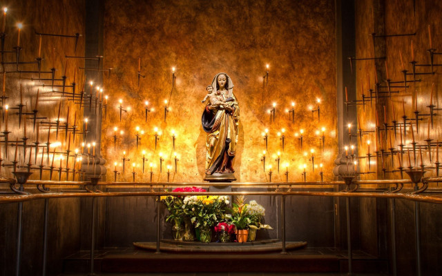 Statue crown room lights table free wallpaper - medium preview image