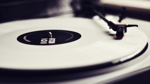 Record player white fluxus analog free wallpaper - medium preview image