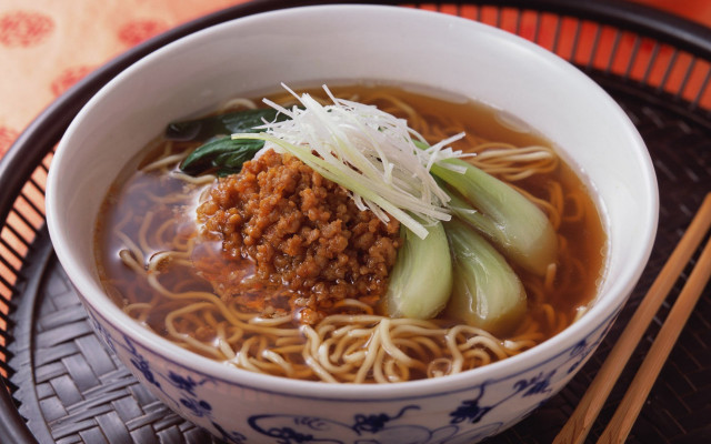 Noodles meat vegetables chopsticks plate free wallpaper - medium preview image