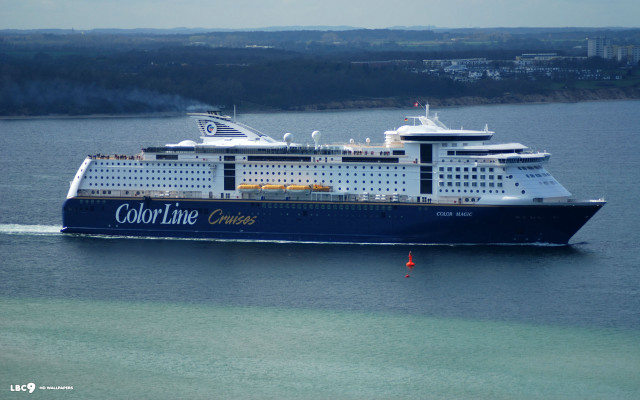Cruise ship ocean shoreline town free wallpaper - medium preview image