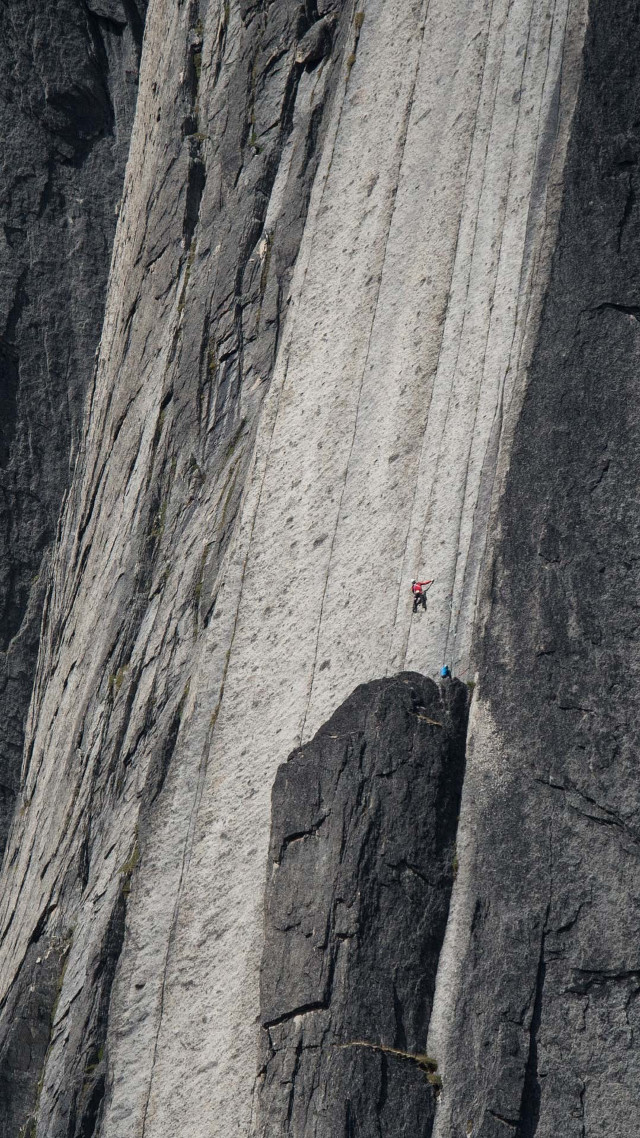 Man climbing mountain rope red free wallpaper - medium preview image