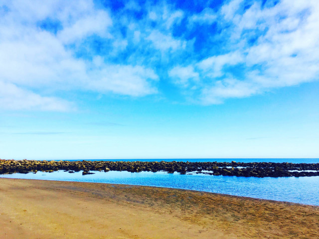 Sandy beach pier blue sky free wallpaper - medium preview image