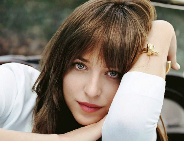 Woman white shirt gold ring free wallpaper - medium preview image