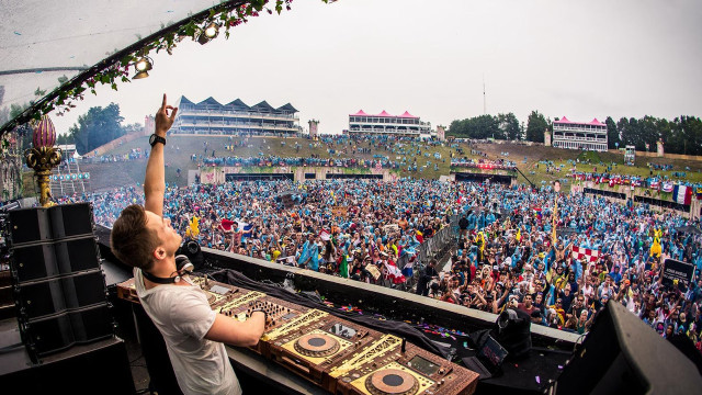 Dj concert crowd hands up free wallpaper - medium preview image