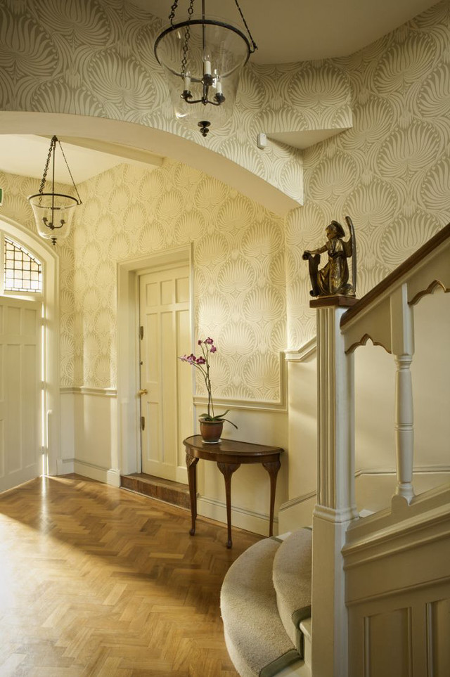 Hallway chandelier table vase flowers free wallpaper - medium preview image
