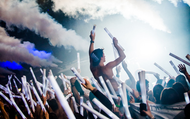 Man holding white sticks concert free wallpaper - medium preview image