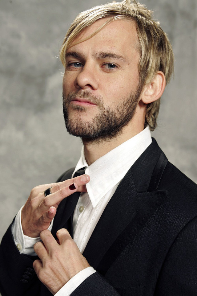 Man suit pose finger tie free wallpaper - medium preview image