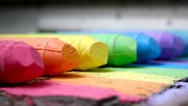 Crayons row table colored paper free wallpaper - medium preview image