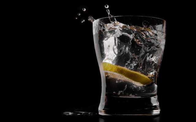 Glass water lemon slice splashing free wallpaper - medium preview image