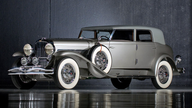 Old model car dark room free wallpaper - medium preview image