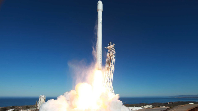Rocket launch man sky ground free wallpaper - medium preview image