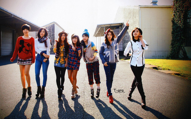 Group women road building sunny free wallpaper - medium preview image