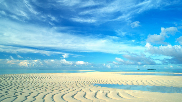 Sandy beach blue sky clouds #5 free wallpaper - medium preview image