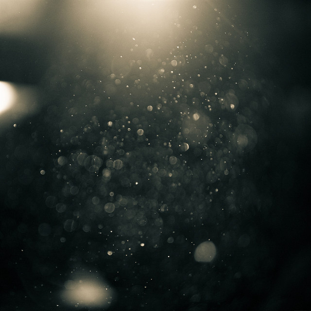 Blurry street light rain drops free wallpaper - medium preview image