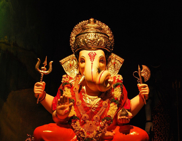 Elephant statue crown hands mouth free wallpaper - medium preview image