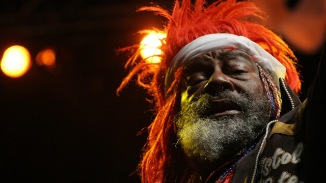 Bearded man red wig stage free wallpaper - medium preview image