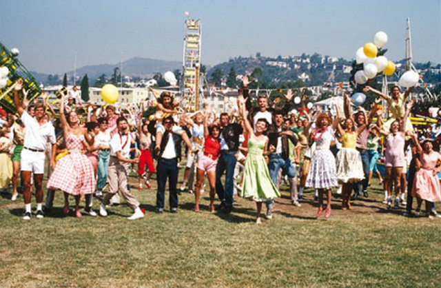 Group people field balloons air free wallpaper - medium preview image