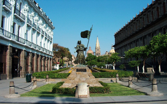 Statue man flag courtyard fountain free wallpaper - medium preview image