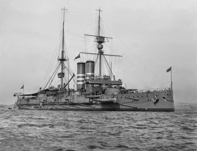 Large ship floating water flag free wallpaper - medium preview image