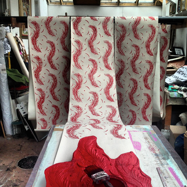 Red art table center silkscreen free wallpaper - medium preview image