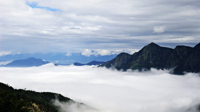 Mountain range low cloud background free wallpaper - medium preview image